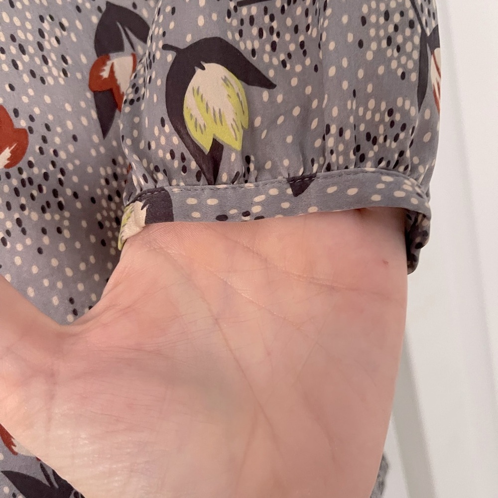 Boden Women’s Silk Gray Floral Juliet Blouse Top short sleeve Size 2 - Picture 3 of 5